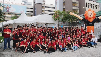 pic02_350b200 A Group of happy Student Volunteers