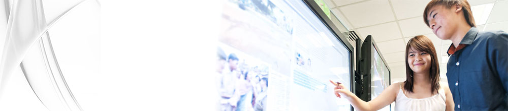 SP students are discussing about an article on the screen
