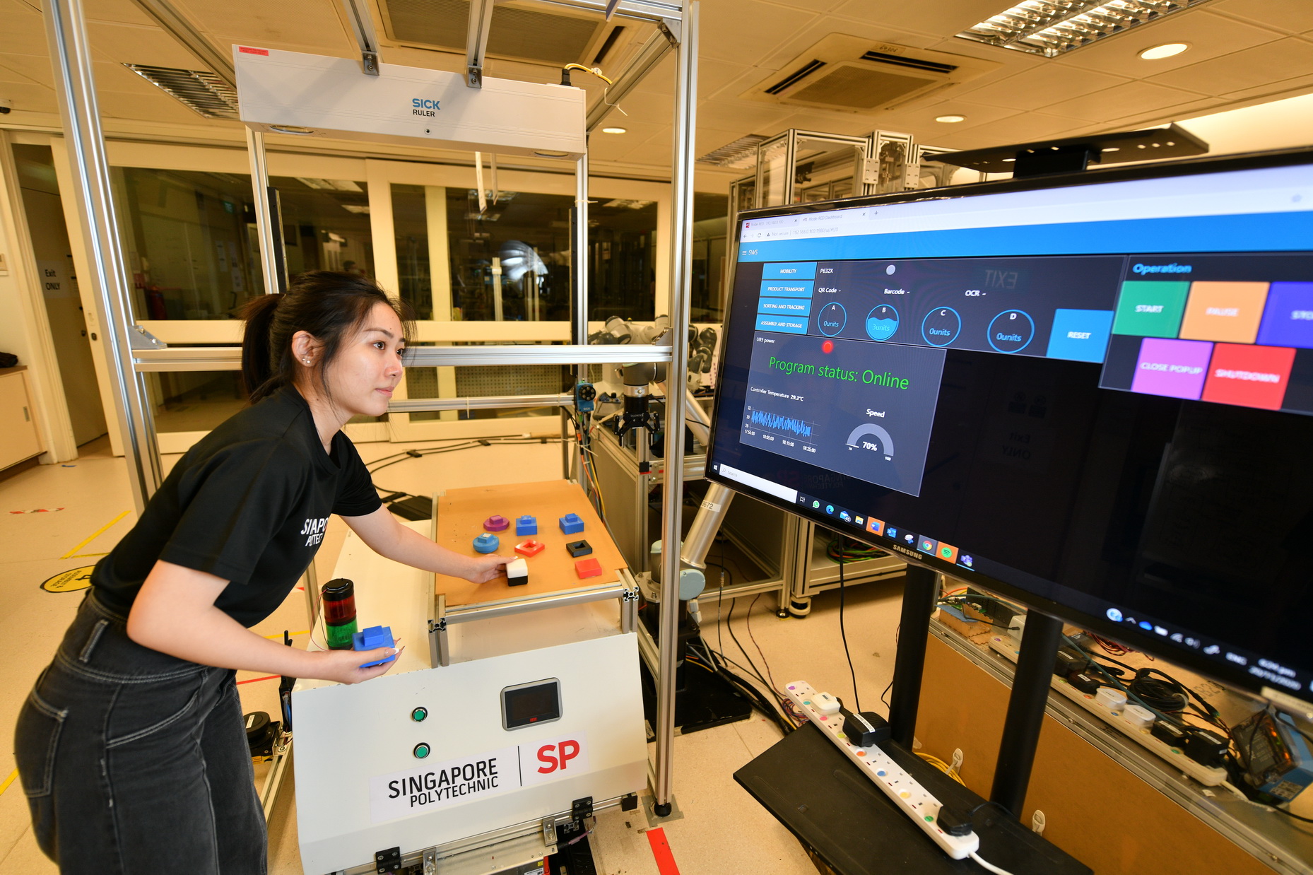 Digital Dashboard & Tracking wireless-charging AGV